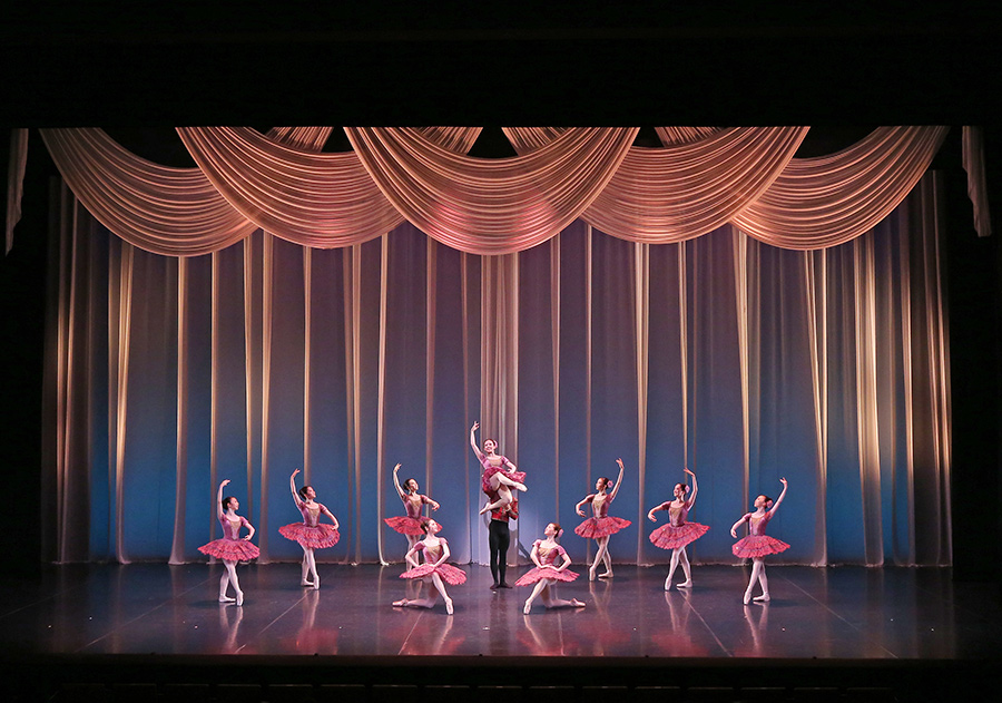 男性が持ち上げる